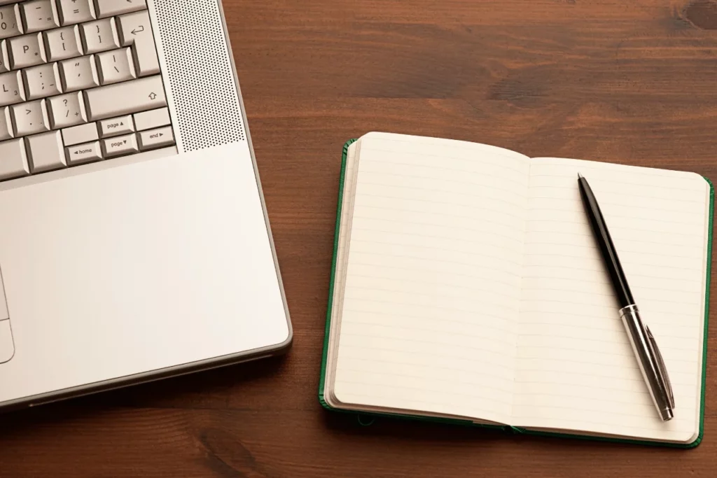 yarım gözüken laptop klavyesi yanında degter kalem