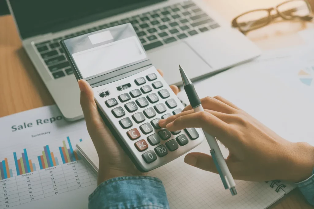 hesap makinesi kullanan çalışan